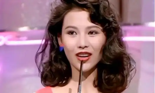 回顾蔡少芬嫁小丈夫张晋婚后连生三胎一家五口蜗居80㎡公寓