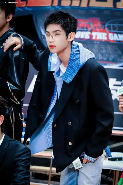 我在横店打篮球#戴眼镜的黄明昊,可爱又帅气,集青春男大与斯文败烙谮