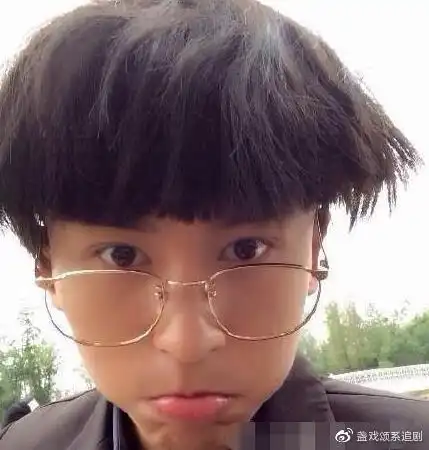 早年张哲瀚的造型太过个性让人差点想出坑