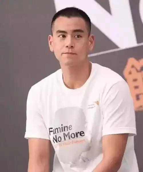 黄立行,彭于晏,吴彦祖黄晓明,刘德华,吴亦凡1. 头型立体,五官深邃2.