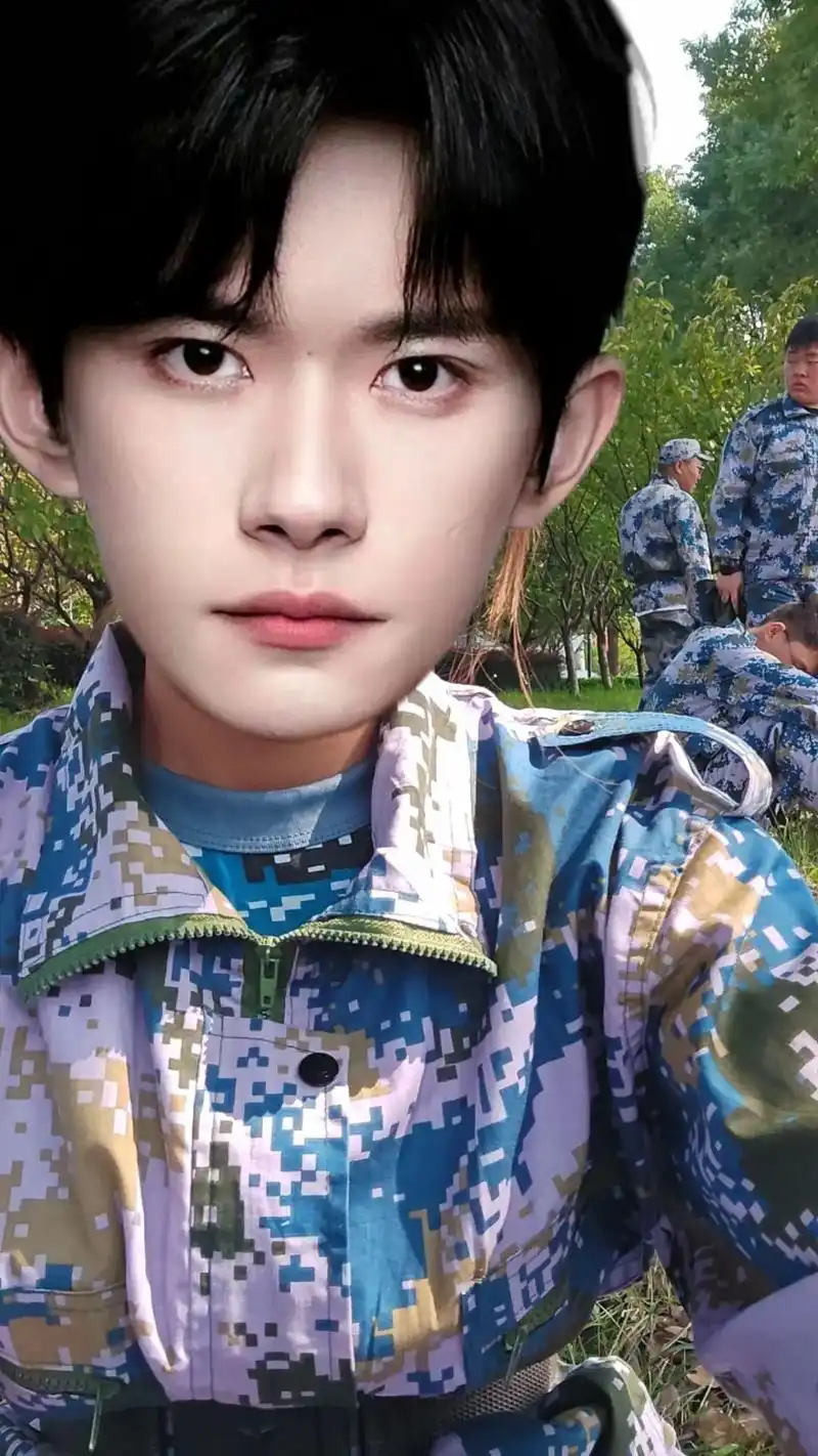 给我训成易烊千玺了#军训 #大学生哪有不疯的 #易烊千玺