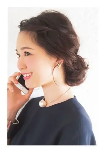 清爽盘发蓬松立体易打造的优雅女生发型5