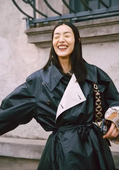 刘雯米兰时装周表现太棒了!时隔三年两场大秀压轴出场,气场超强