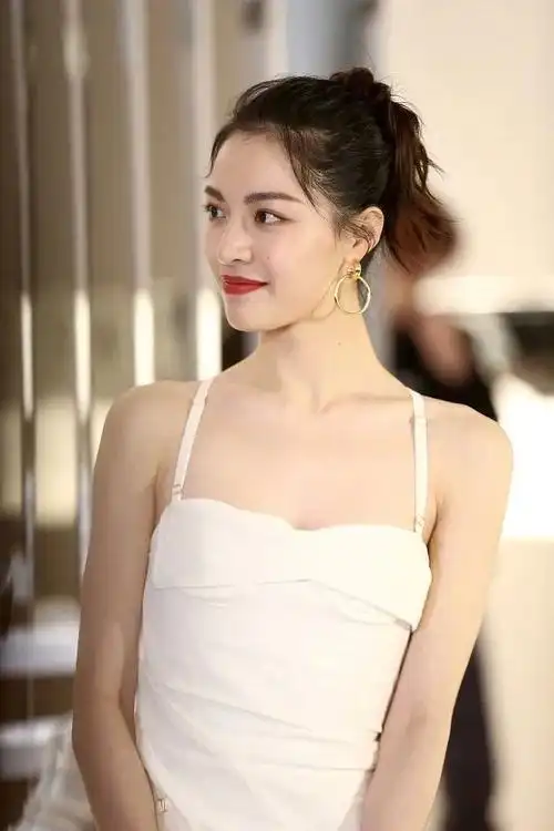 李易峰,宋茜,小鬼等人出席活动;张哲瀚,孟美岐等新代言官宣;鹿晗,刘雨