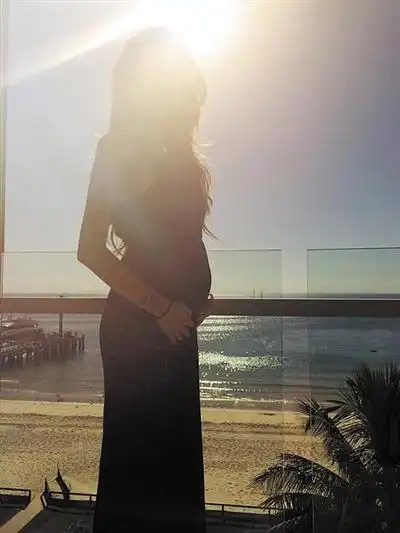 而在3日,昆凌也夫唱妇随,在网上晒出侧身孕肚照,"励志(立志)当个