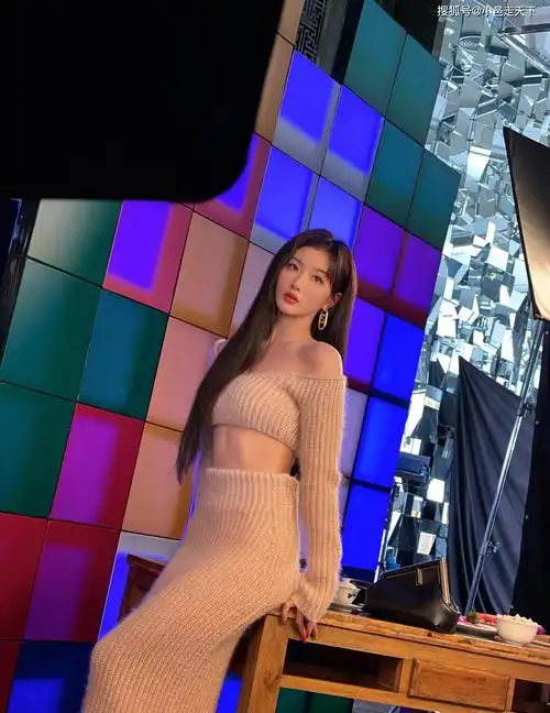 孔雪儿粉色毛衣套装性感写真