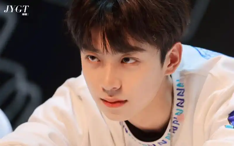 【张嘉元】点击观看签售会上的可爱小狗