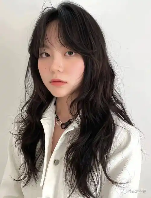 "乖乖女烫发",2023减龄首选!_发型_卷发_自然