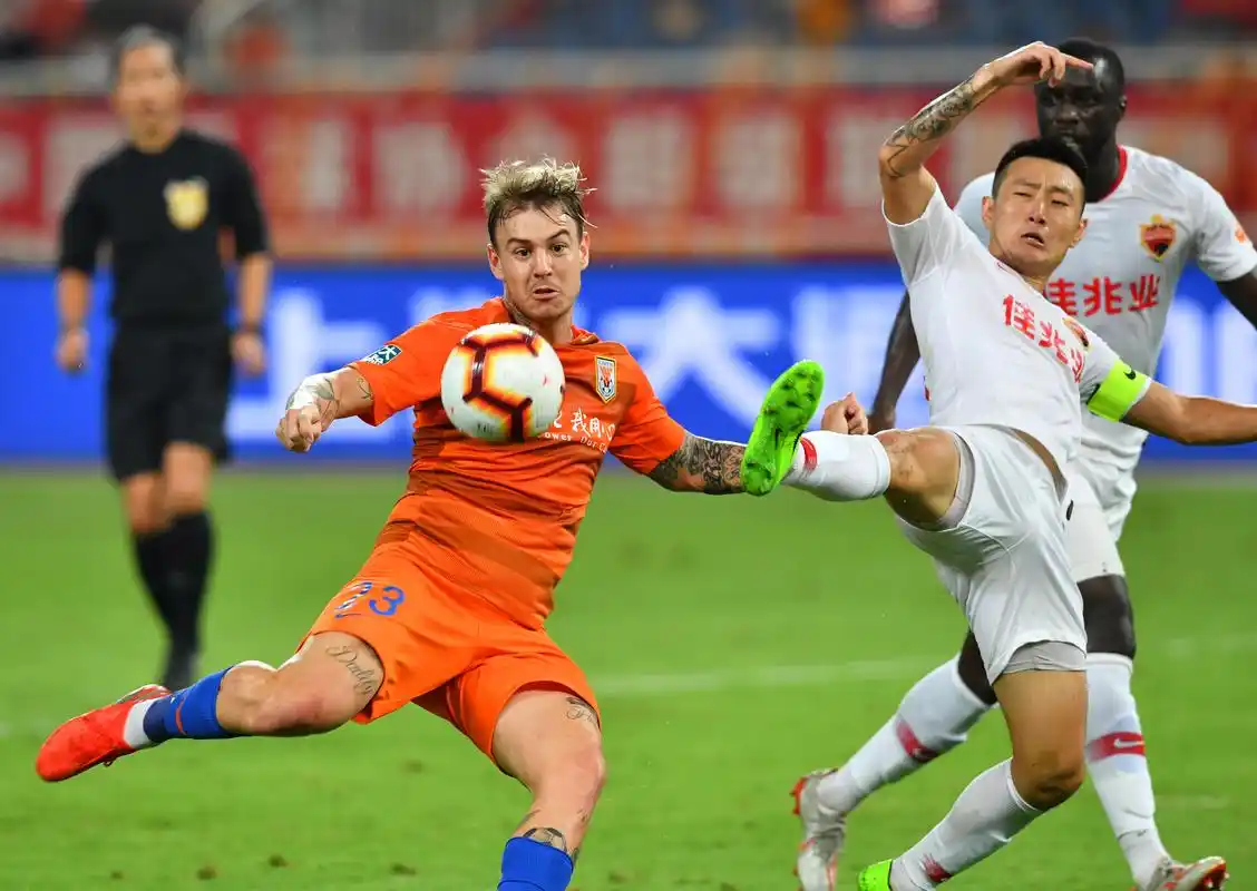 图为山东鲁能泰山队球员格德斯(左)在比赛中拼抢.