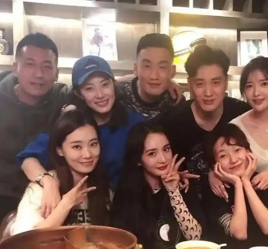 杨幂,张小斐,袁姗姗竟然是同班同学,如今三人都红,却很少看到她们有