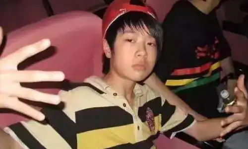 王一博整容前照片被扒判若两人,王一博整容了吗?