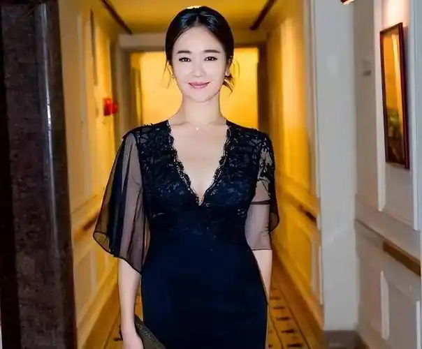 42岁左小青真放得开!