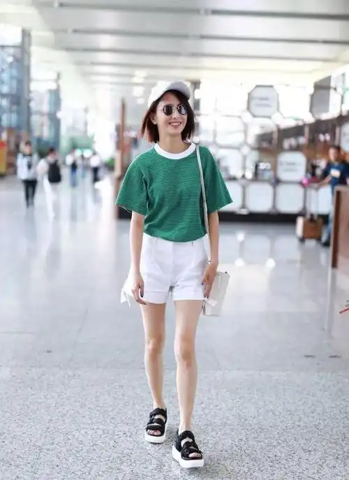 佟丽娅晒出游客照 穿破洞牛仔裤简单休闲