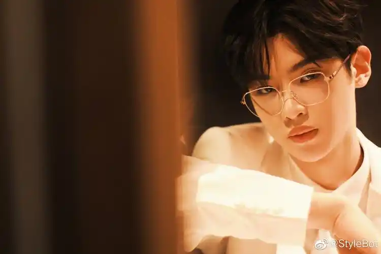 黄明昊今日活动造型一身纯白西服套装搭配金丝眼镜