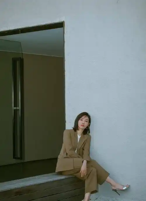 白百何作为娱乐圈名人,经常出席不同场合与活动,干练百搭的西装look是