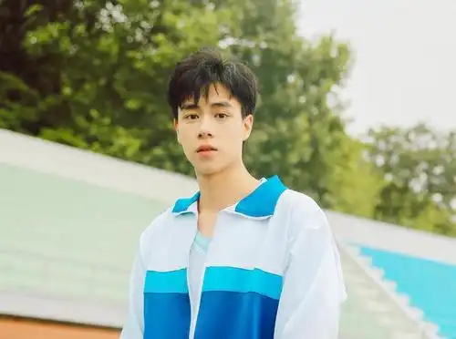 胡一天成名前内衣广告曝光,与火辣嫩模互撩一看就是老司机