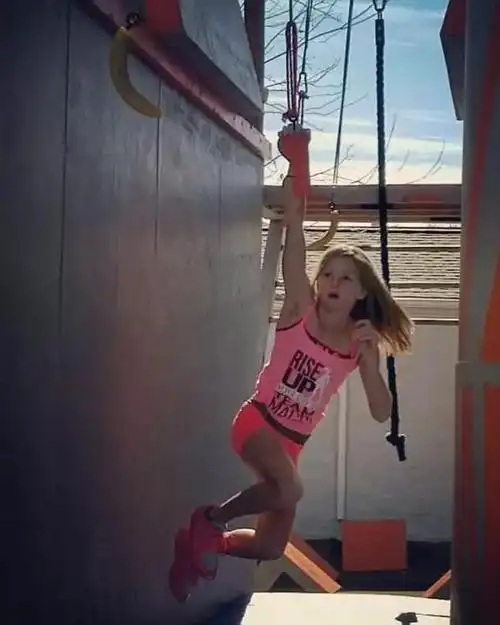 这个10岁肌肉小女孩堪称现实版神奇女侠