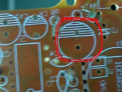 请问在这个电路板上红圈中的电容标志中带白杠的是正极焊点还是不带的