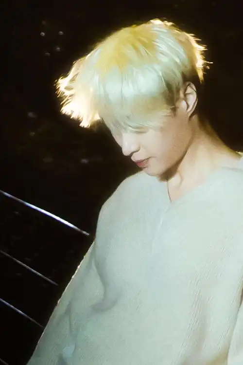 张艺兴秋季银发