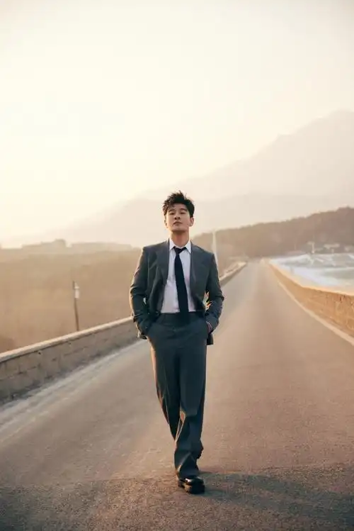 黄晓明超话灰调西装,尽显雅绅风范.沐光而行,静待盛会开启.