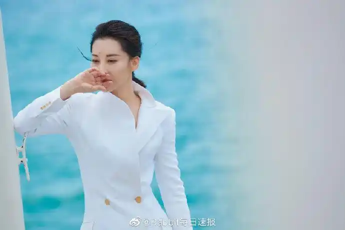 许晴生日晒短发照##许晴状态