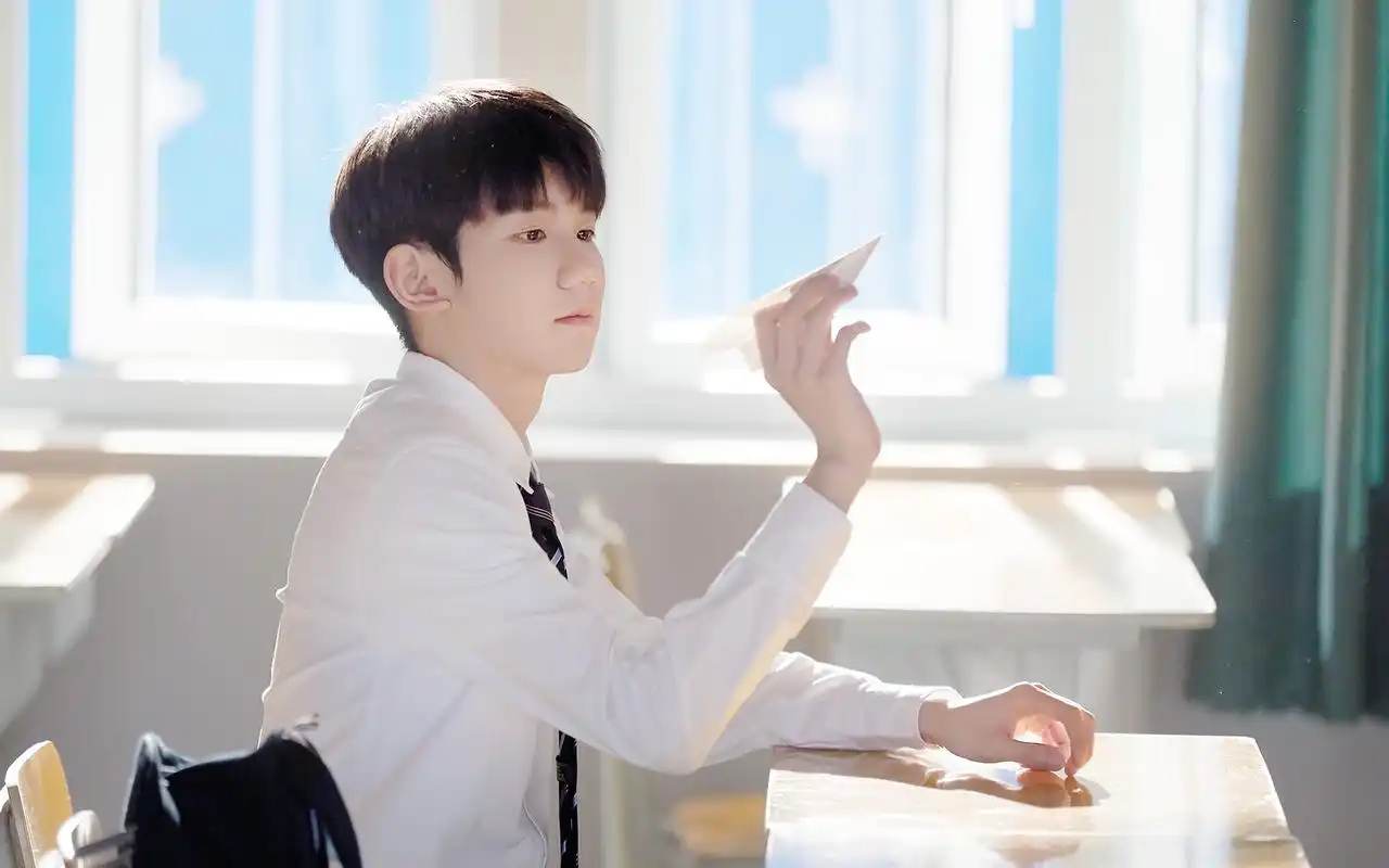 王源青春校园写真桌面壁纸