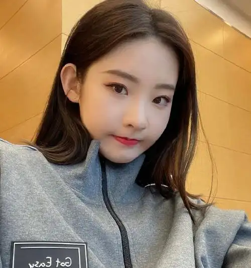 张艺凡终于不是黑长直了网上晒自拍秀新发色美出了新高度