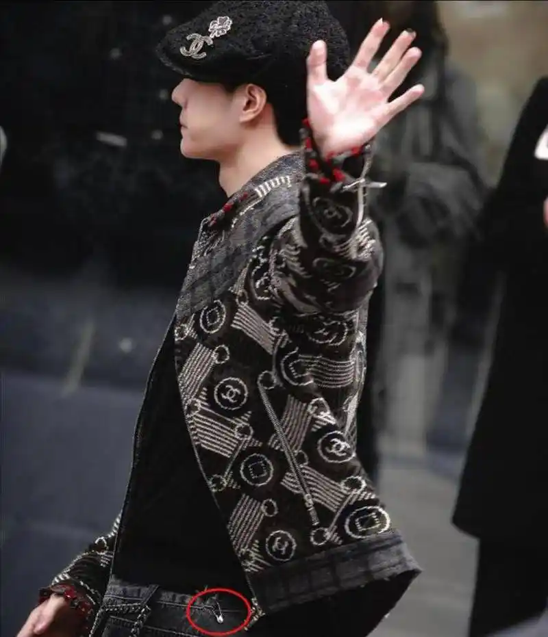 巴黎时装周这一夜刘亦菲与宋茜尴尬撞衫王一博待遇不如韩星