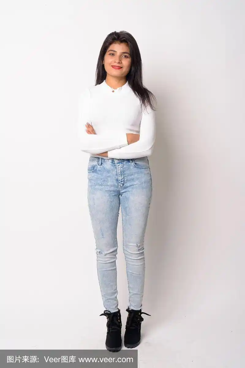 年轻美丽的波斯女人双臂交叉的全身照片