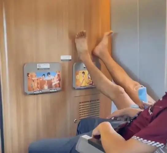 李一桐飞机脱鞋光脚踩座椅引热议网友评论放在我脸上都愿意