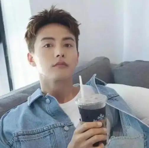 近日,演员马天宇在微博上发出了一条提醒女生防偷拍的微博,引发了网友