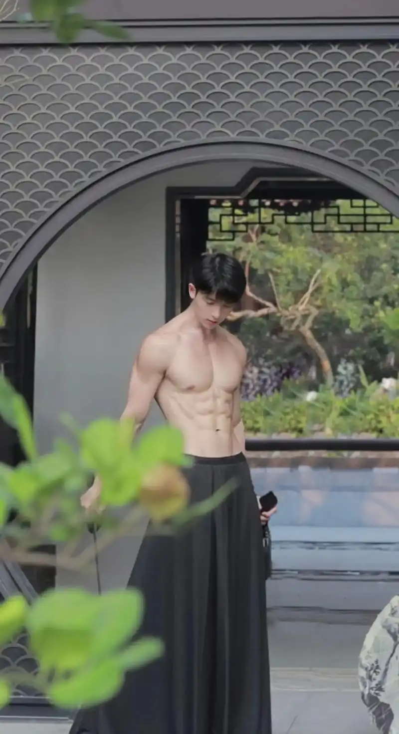 住在你心里的人是谁#颜值 #帅哥 #腹肌 #禁欲系 - 抖音