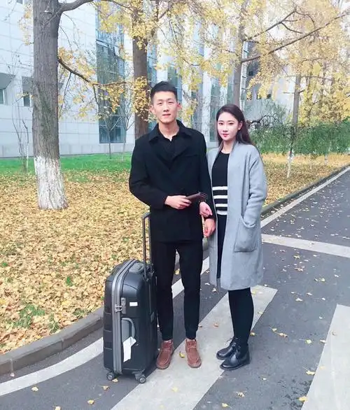 这男的185 你们估计他旁边的女生多高