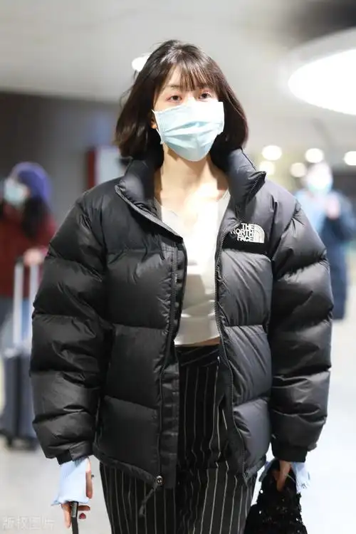 李溪芮黑白穿搭现身机场搭配黑色条纹裤尽显好身材