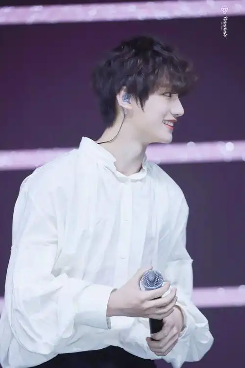 震惊我居然看到了丁程鑫的喉结