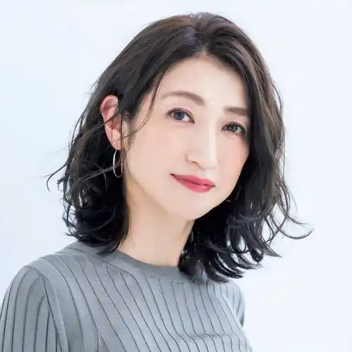 9,锁骨外翻烫发型这款发型的锁骨线处塑造出收缩形式.