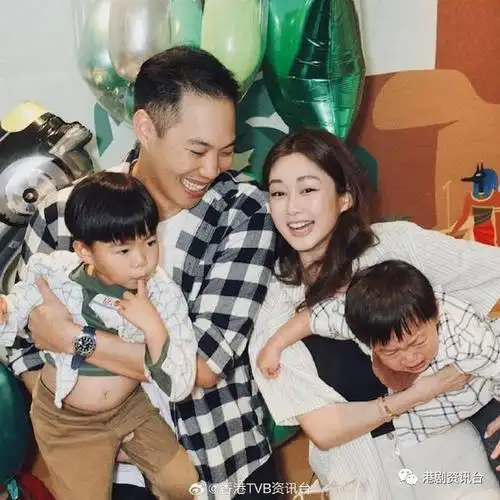 皮肤白滑恍如少女岑丽香晒香肩美背靓相贺39岁生日