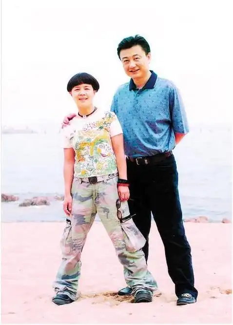 1988年,还在分居两地的刘纯燕与王宁决定先登记结婚,两人从恋人变成了