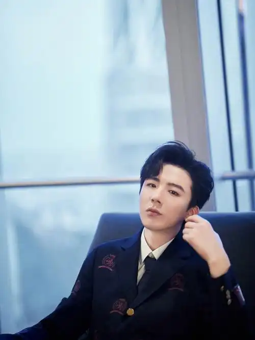 189cm刘宇宁穿印花黑色西装满屏的大长腿