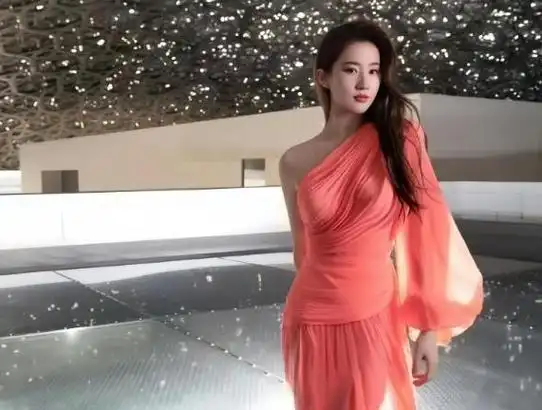 刘亦菲礼服前竟然露出三角区!被网友直呼:这谁扛得住啊?