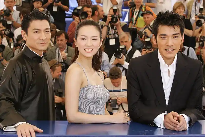 章子怡早年出席活动,站在刘德华和金城武身边,宛若初恋女神一般