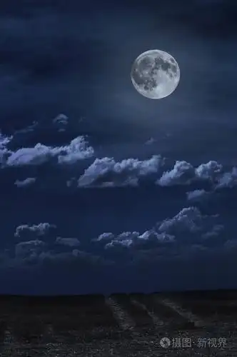 夜晚的月亮和云彩月光和道路背景深蓝色背景