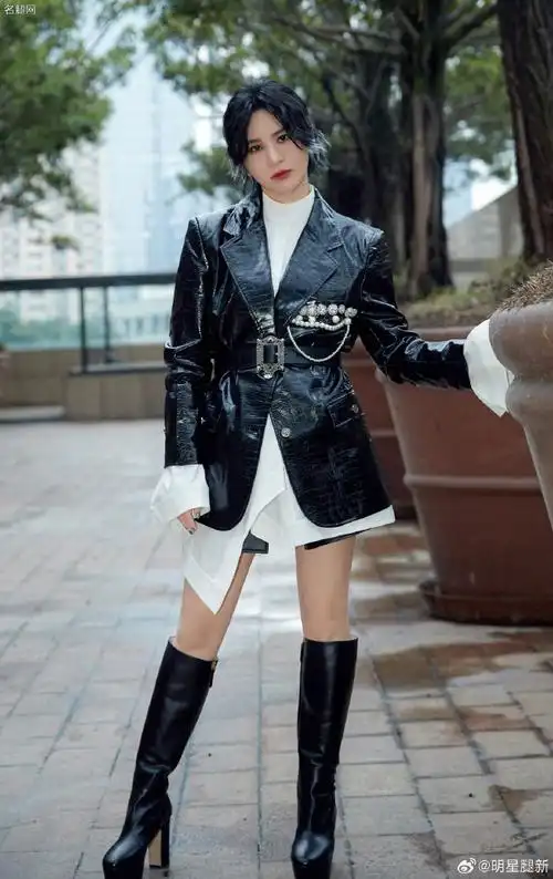 尚雯婕美腿穿高跟长靴自信冷酷