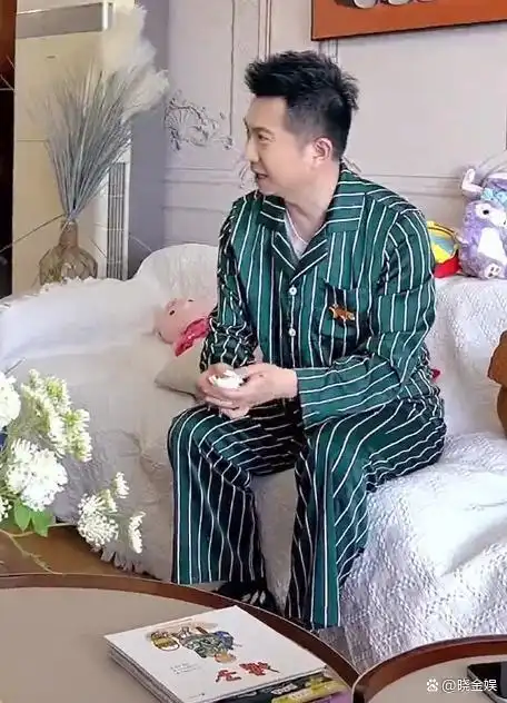 红果果产后头发大把掉老公绿泡泡弯腰捡拾清理尽显好丈夫形象