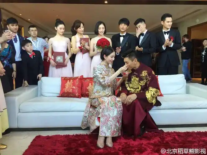 吴奇隆刘诗诗婚礼:婆婆赠三金 新人玩亲亲_明星要闻_娱乐频道