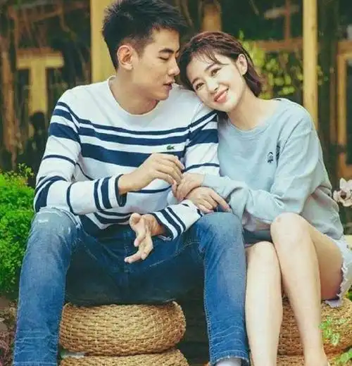 纪凌尘在节目中也渐渐展现出一些"异常"的行为,打破了他那个"模范男友