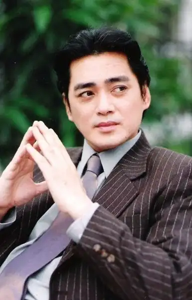 沈虎的扮演者是汤镇宗,1956年10月30日出生于香港,第一个到大中国内地