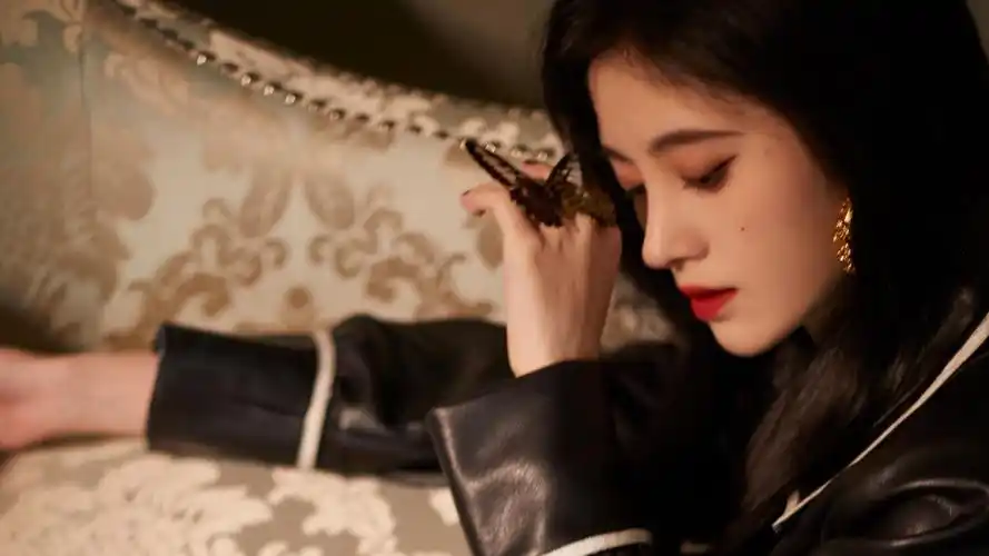 > 电脑壁纸 > 明星 > 大陆明星 > 鞠婧祎黑酷皮衣酷飒写真 高清显示