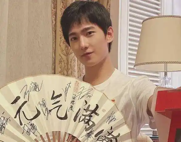 杨洋晒照不p图,"直男角度"自拍太任性,30岁发际线过于真实_照片_镜头