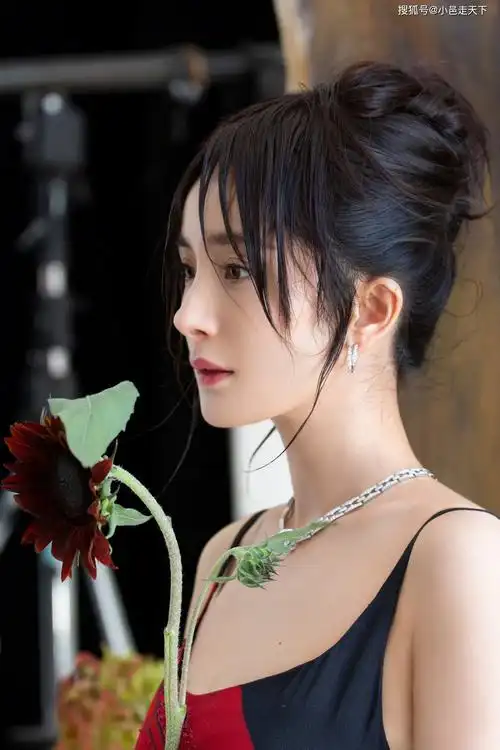 杨幂慵懒惬意灵动美艳写真